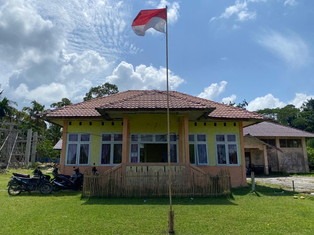 Kantor Desa Sibuluh Yang terletak Di Dusun Ara'Utan, yang menjadi pusat pelayanan Masyrakat Desa.